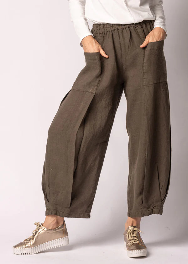 Olenna linen pants in Moss Green, crafted from 100% Italian linen with a full elastic waistband, soft front pleats, post box pockets, and a flowing wide-leg silhouette. Features elegant V-shaped pleat detailing at the hem and a refined, comfortable design for effortless everyday wear.