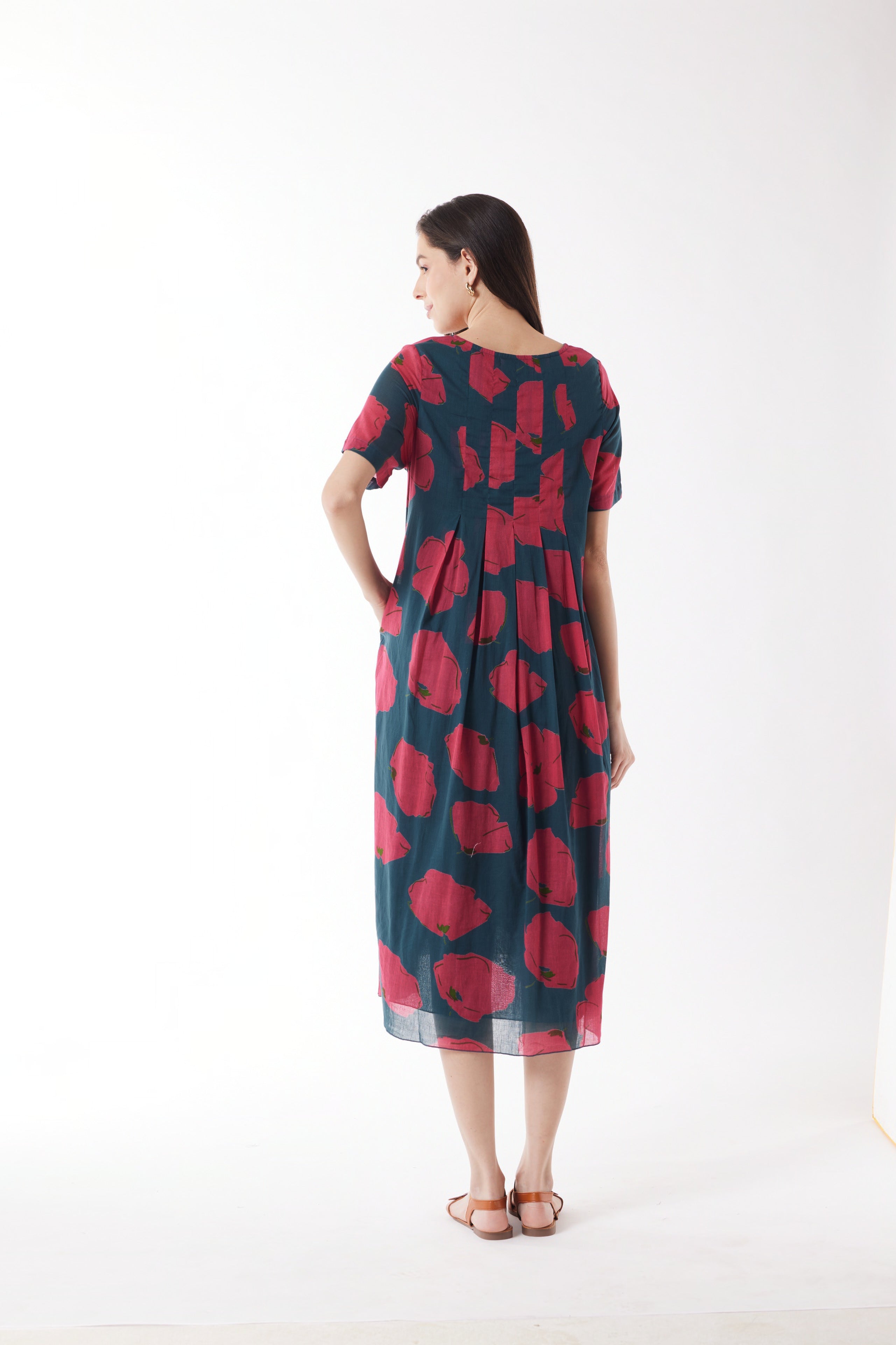 Au Hasard D'un Voyage - Navy Poppy Flow Midi Dress