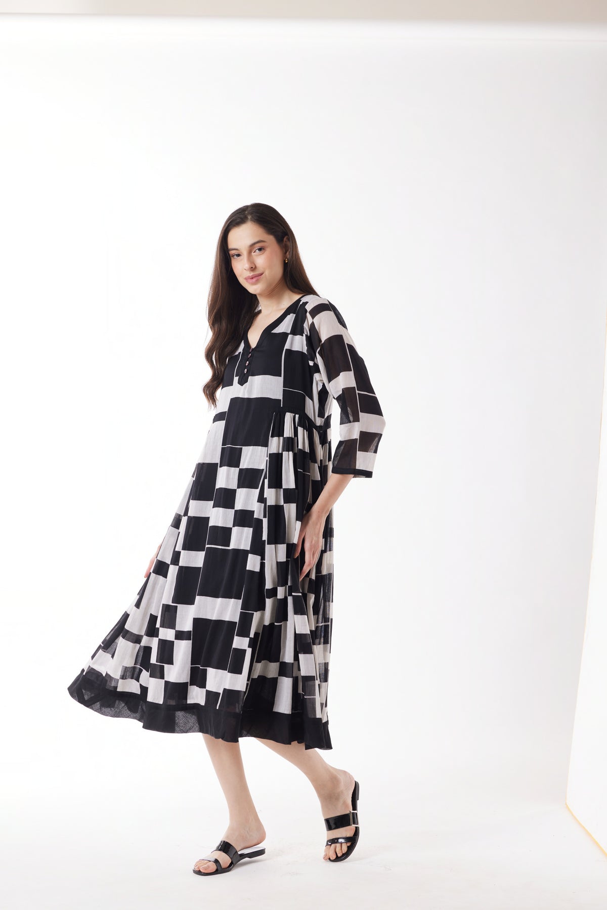 Au Hasard D'un Voyage - Noir Checkpoint Midi Dress